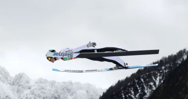 “Fluturim” me ski/ Domen Prevc, rekord të ri botëror në kërcim