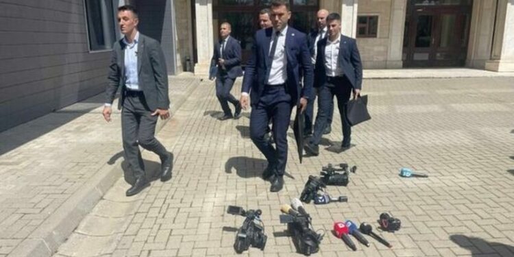 Mikrofonët në tokë/ Mediat në Kosovë protestojnë ndaj heshtjes së vazhdueshme të Kurtit