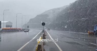 VIDEO/ Dimri “pushton” veriun e vendit, vijojnë reshjet e borës në qarkun e Kukësit