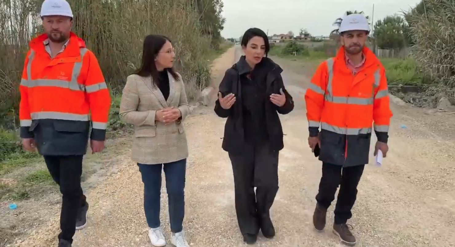 Rehabilitimi i rrugës në Lushnjë/ Zëvendës kryeministrja Balluku inspekton punimet në Plug