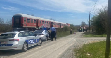 Treni përplas makinën në Kosovë, një i vdekur dhe tre të plagosur