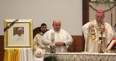 Shqiptarët nderojnë Papën/ Besimtarët katolikë homazhe për Françeskun, Mesha në Kishat Katolike