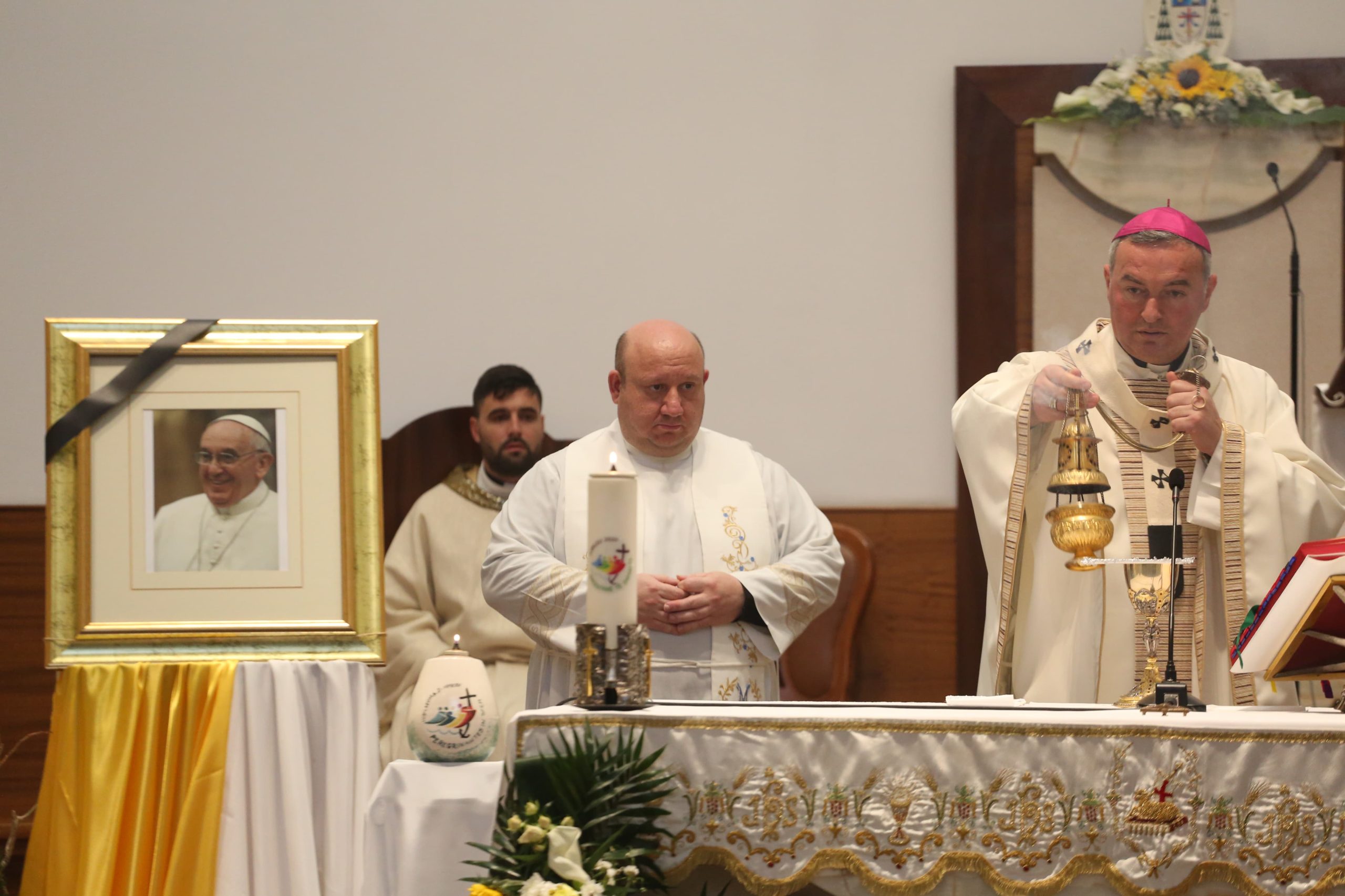 Shqiptarët nderojnë Papën/ Besimtarët katolikë homazhe për Françeskun, Mesha në Kishat Katolike