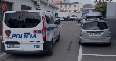 Pas sherrit rrëmben sëpatën dhe e kërcënon… Pranga 50-vjeçarit në Elbasan