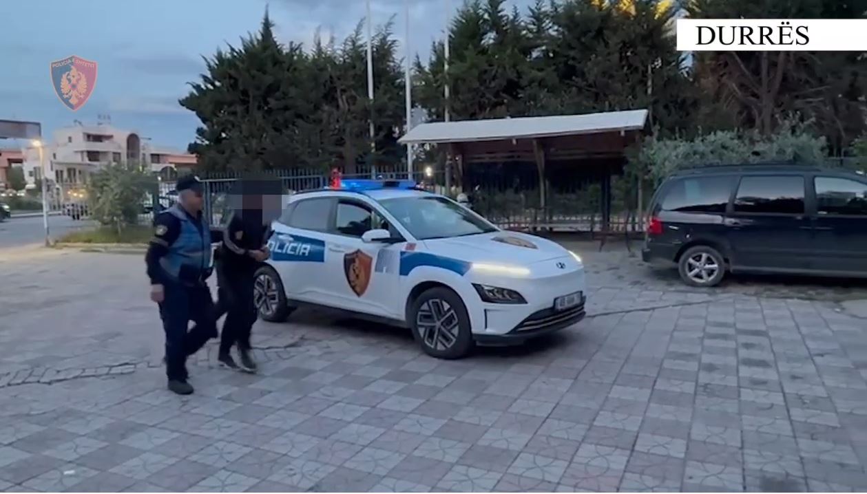 EMRI/ Tentoi të vidhte me dhunë 3 shtetase të huaja, arrestohet 18-vjeçari në Durrës