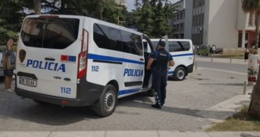 Emrat/ Pas aksidentit përleshen me njëri-tjetrin, pranga 4 personave në Durrës shpallet në kërkim 1 tjetër