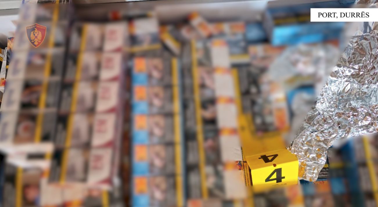 Kishte fshehur cigare kontrabandë në furgon, arrestohet 28-vjeçari në Portin e Durrësit