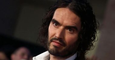 Komediani Russell Brand akuzohet për përdhunim