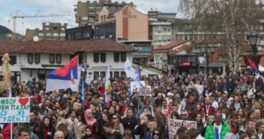 Protestat e studentëve serbë/ Rrethojnë RTV shtetëror, kërkojnë dorëheqjen e drejtuesve