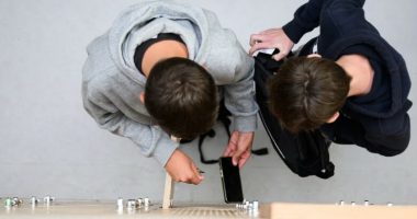 Franca me masa të ashpra rreth përdorimit të telefonave celularë në shkollat e mesme