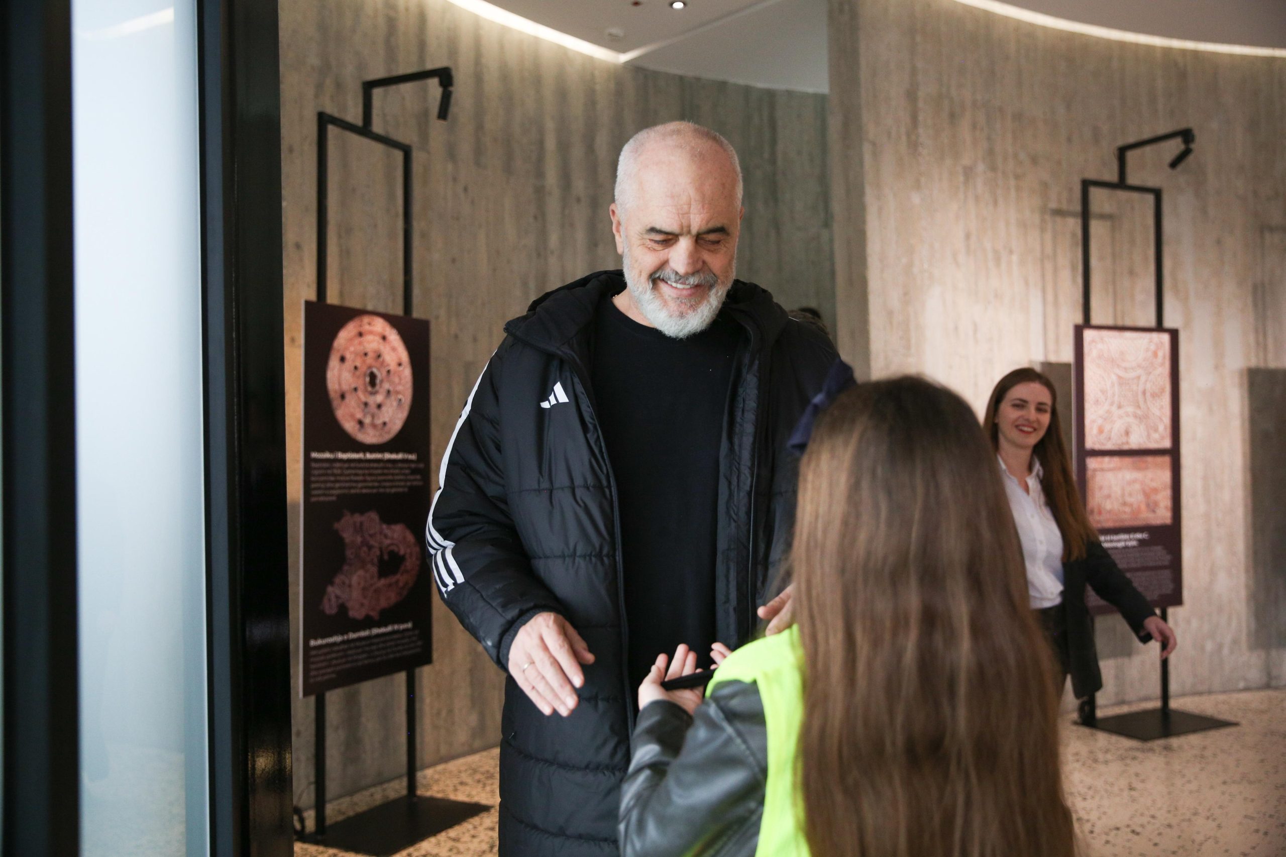 Rama vizitë tek Mozaiku i restauruar i Tiranës/ Simbol i trashëgimisë kulturore të kryeqytetit, e kthyer në destinacion turistik