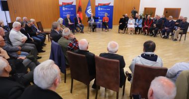 Berisha mbledh pensionistët/ Doktori: Unë ju kuptoj më mirë se Rama