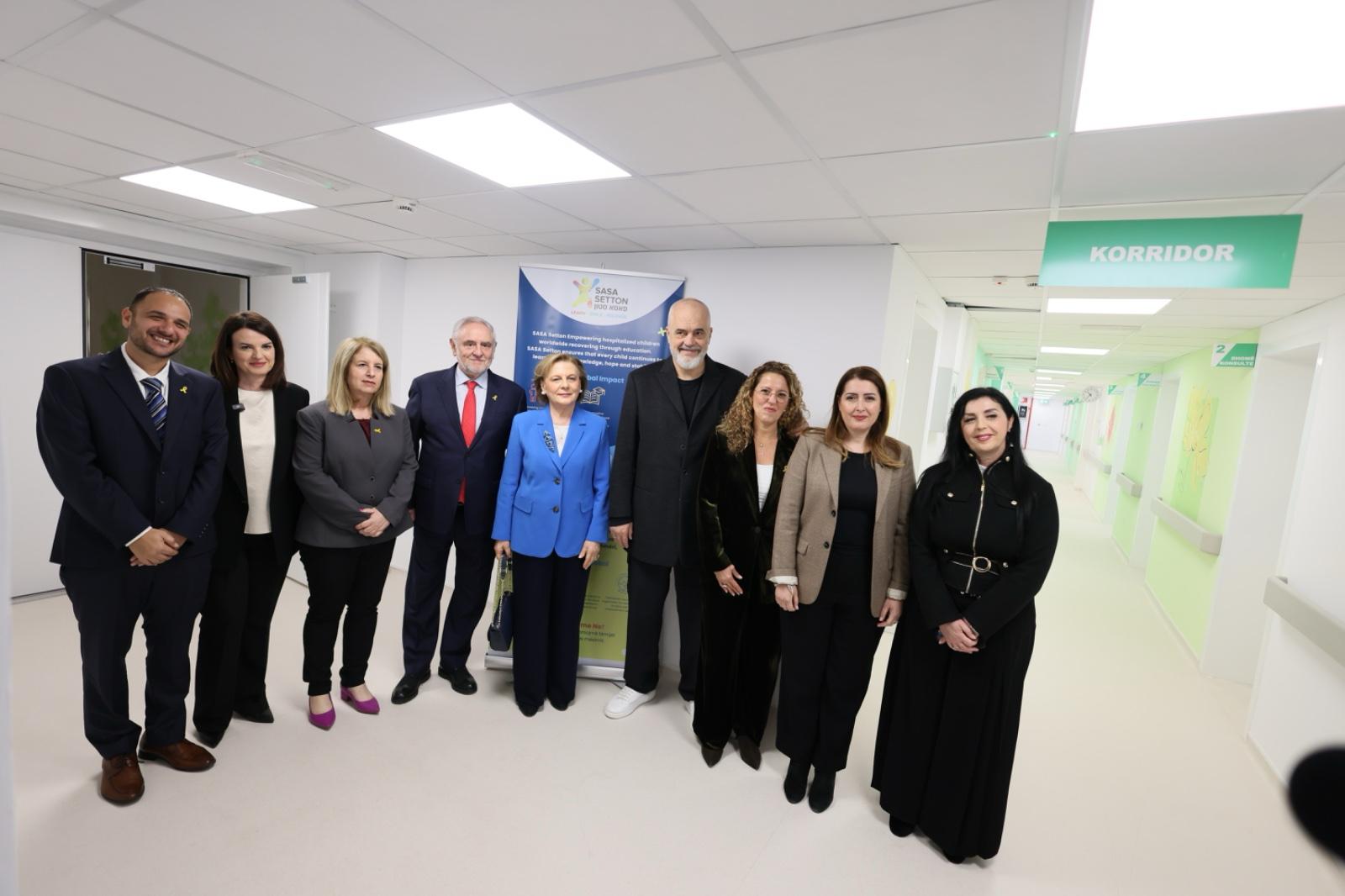 Kryeministri Rama dhe ministrja Koçiu në spitalin Pediatrik/ Inagurohen klasat mësimore me teknologji digjitale