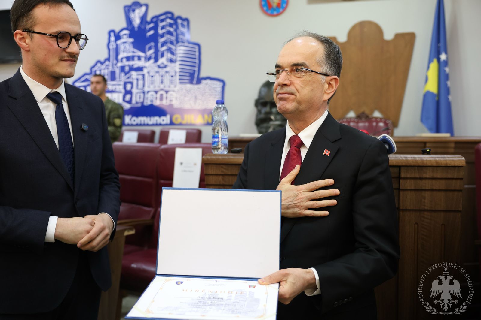 Begaj shpallet “Qytetar Nderi” i Gjilanit: Shqipëria, pranë Kosovës. Duhet ta shohim të ardhmen drejt Europës