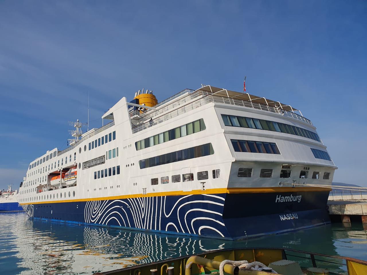 Vlorë/ Mbërrin në port anija M/V HAMBURG, në bord me turistë
