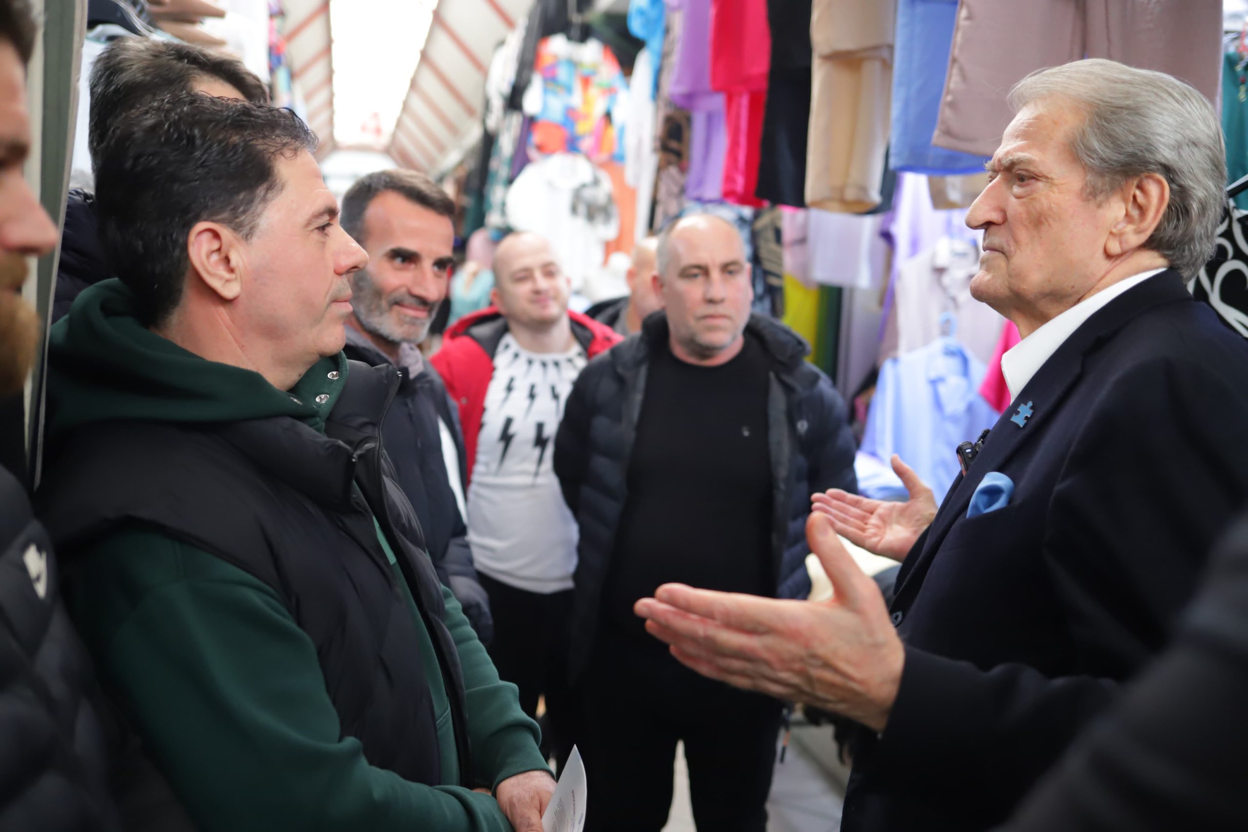 Berisha ecën me hapin e… moshës/ Fushata, kreu i PD sfidë me kujtesën dhe harresën