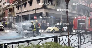 FOTO/ Përfshihet në flakë makina në Tiranë, nuk ka të lënduar