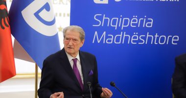 Berisha “kthen” Albturizmin/ Kreu i PD: Autobusë falas për turistët. Shteti do paguajë kamarierët