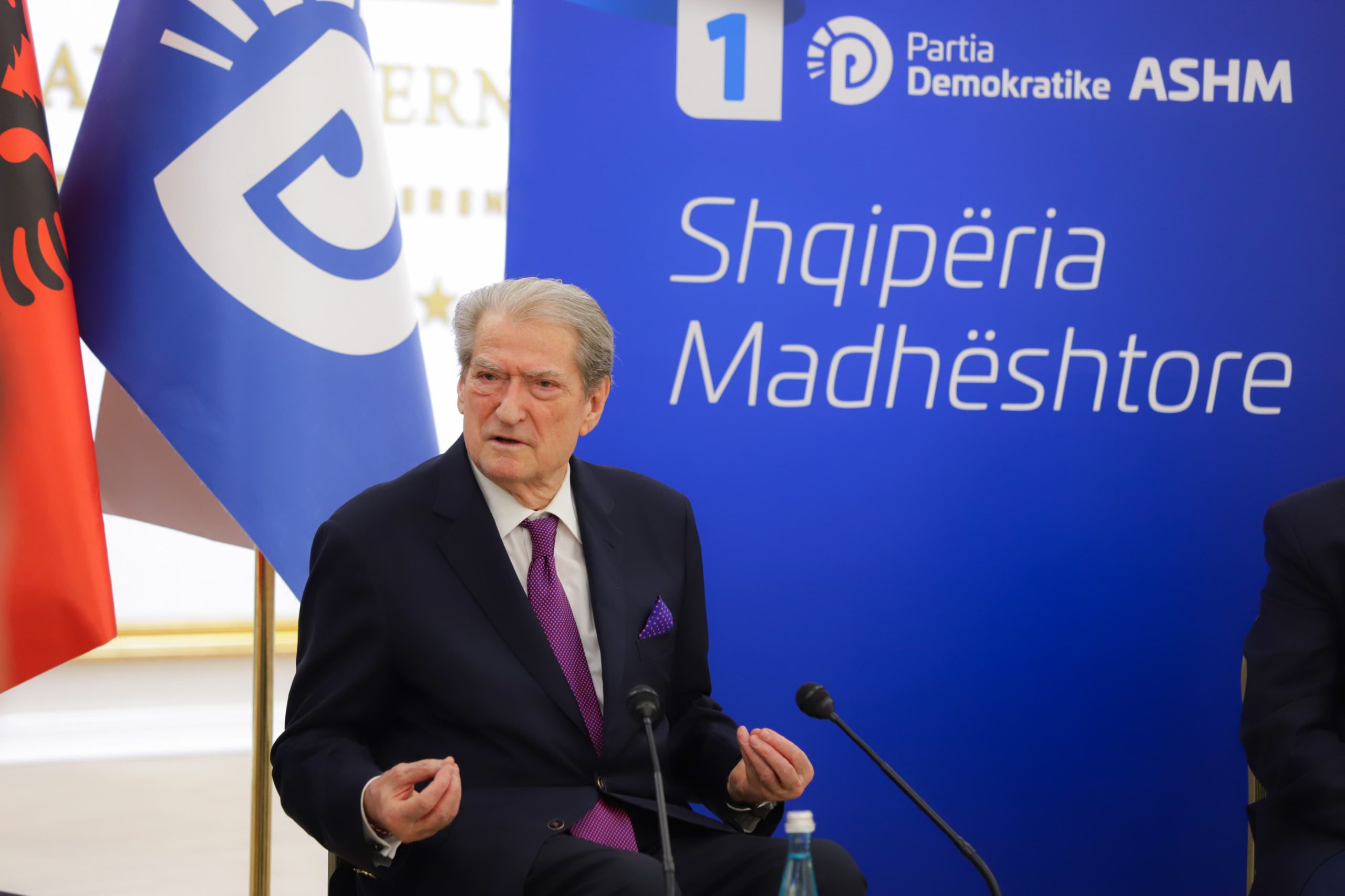 Berisha “kthen” Albturizmin/ Kreu i PD: Autobusë falas për turistët. Shteti do paguajë kamarierët