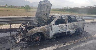 FOTO/ Shkrumbohet plotësisht makina në autostradën Thumanë-Kashar