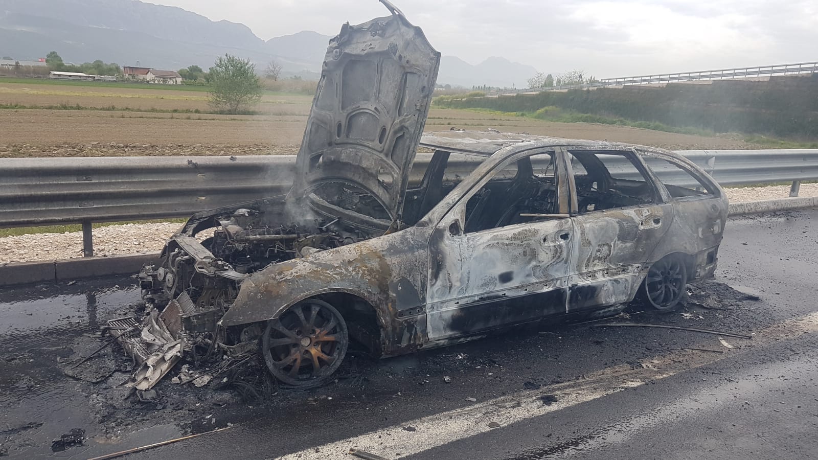 FOTO/ Shkrumbohet plotësisht makina në autostradën Thumanë-Kashar