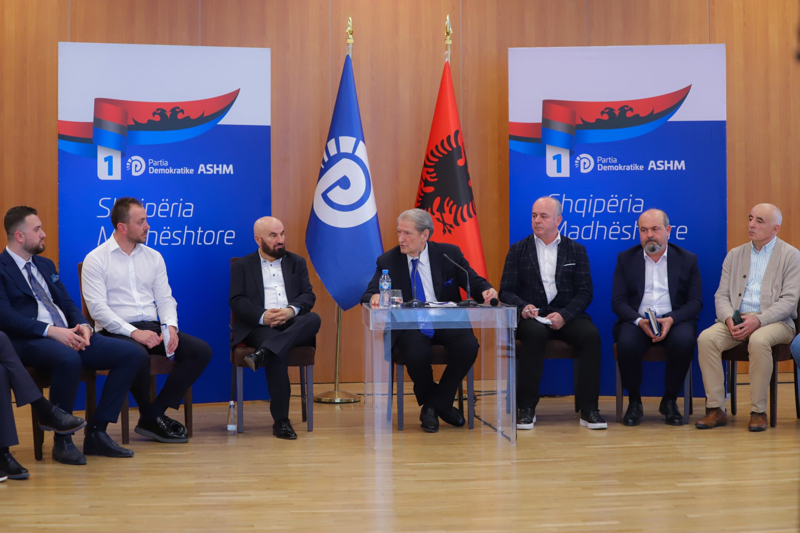 “Drogën, e zëvendësojmë me rigon”, Berisha fushatë me bujqit: Trump do t’i vendosim tarifa reciproke
