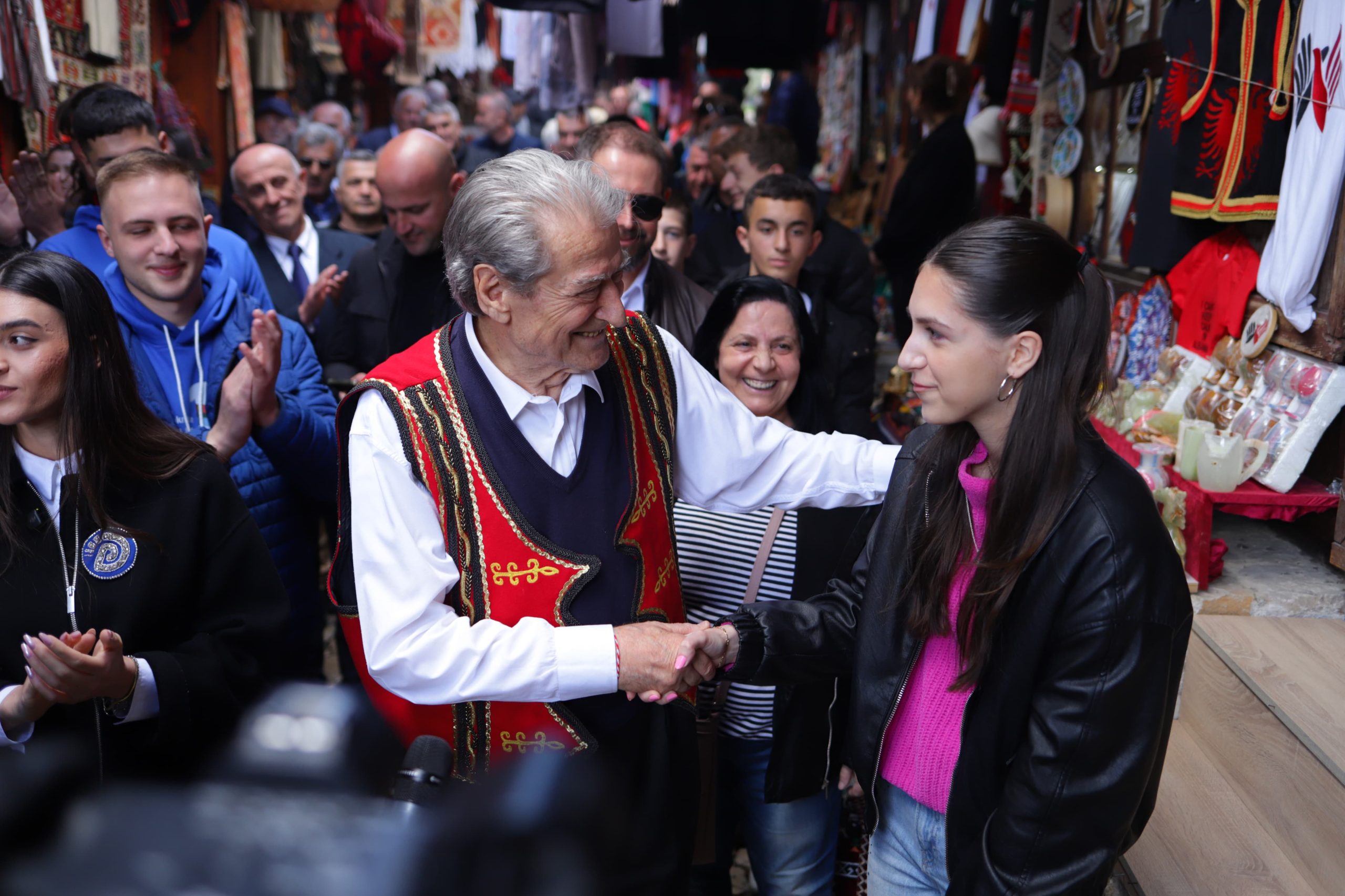Berisha takim me bizneset/ Kreu i PD në tregun artizanal të Krujës