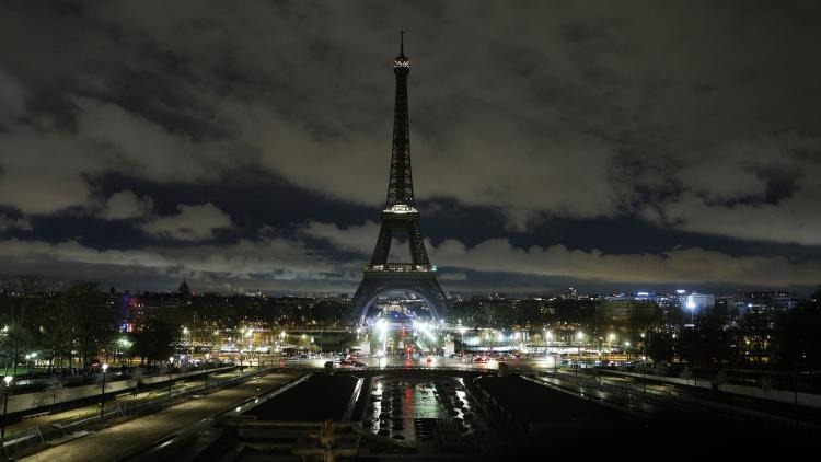 Dritat e kullës Eiffel pritet të fiken në mbrëmje në nder të Papa Françeskut