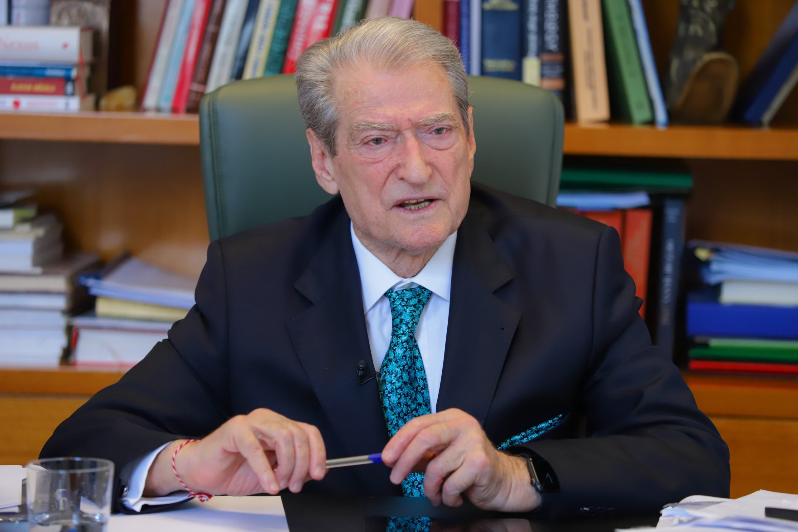 Berisha liron dorën: Falim çdo gjobë! Kreu i PD premton të falë çdo gjobë, nga 1992