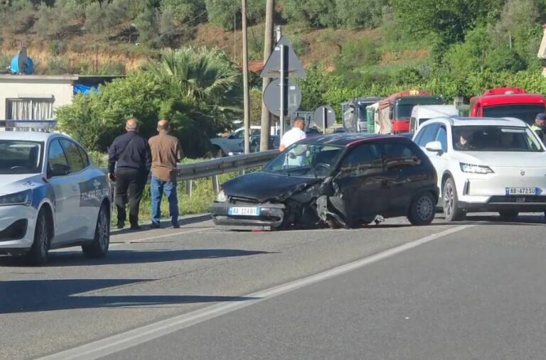 Aksident në aksin Elbasan-Peqin/ Autobusi përplaset me një automjet, raportohet për të lënduar