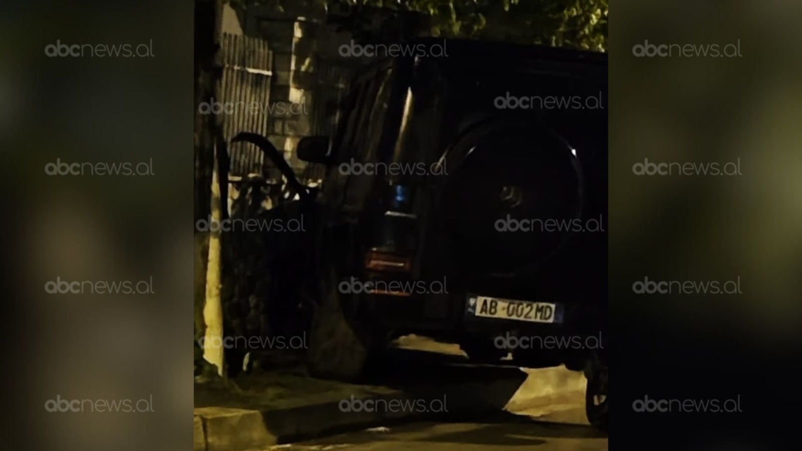 Lundër, një i ri i shpëtoi plumbave/ Makina e tij u qëllua nga autorët që plagosën 4 persona