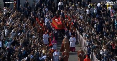 Të paktën 100 mijë persona në radhë për t’i bërë nderimet e fundit Papa Françeskut