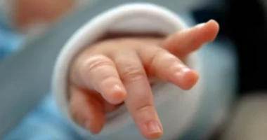 Greqi, ndalohet lindja e fëmijëve nga një nënë “surrogate” për çiftet e së njëjtës gjini