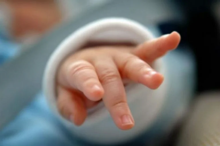 Greqi, ndalohet lindja e fëmijëve nga një nënë “surrogate” për çiftet e së njëjtës gjini
