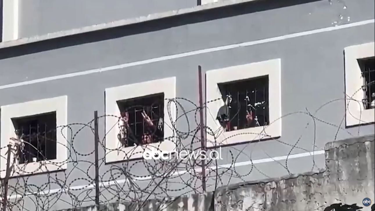 Sali Berisha në SPAK/ Mbështetje nga “kolegët”, të burgosurit e brohorasin nga qelitë e 313