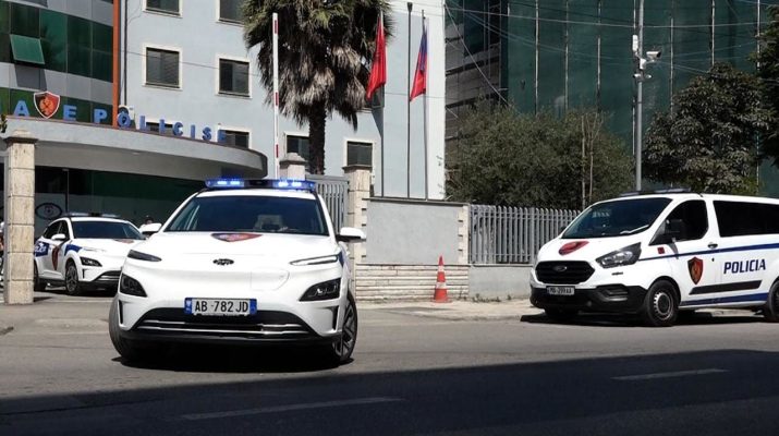 Skenë “filmi” në Tiranë/ Dy persona nuk i binden urdhrit të policisë, gjatë arratisjes përplasin makinën e efektivëve