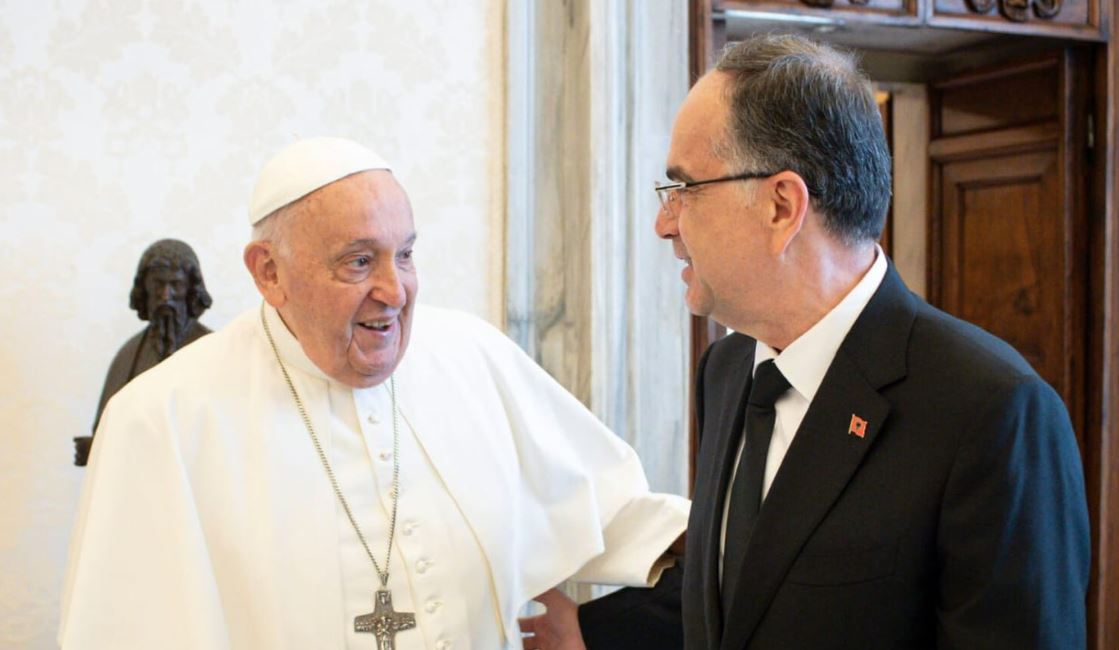 “Papa Françesku u ngjit në qiell, pranë Atit”/ Presidenti Begaj: Do të ruaj thellë në kujtesën time takimet me Atin e Shenjtë