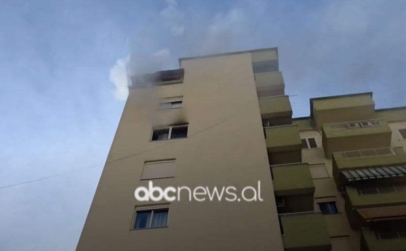 VIDEO/ Përfshihet nga flakët apartamenti në Fier