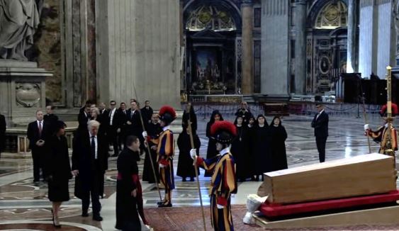 I jepet lamtumira Papa Françeskut/ Presidenti amerikan, Donald Trump mbërrin në Sheshin e Shën Pjetrit