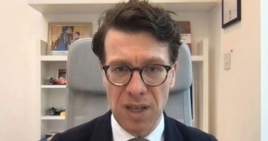 “Tarifat rëndojnë xhepat e amerikanëve”/ Hoxhaj: Taktikë e rrezikshme e Trump, SHBA pritet të ketë rënie ekonomike