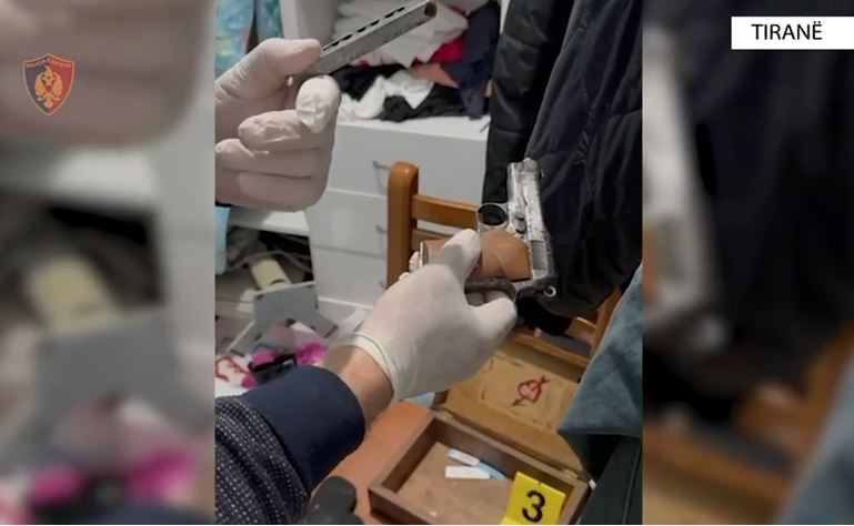 EMRI/ Iu gjetën në banesë armë dhe municione luftarake, vihet në pranga 41 vjeçari në Tiranë