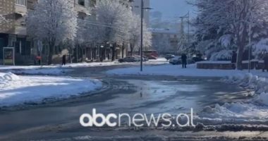 Reshjet e dëborës në Korçë/ Lëvizja e automjeteve pa probleme, pa energji elektrike disa fshatra