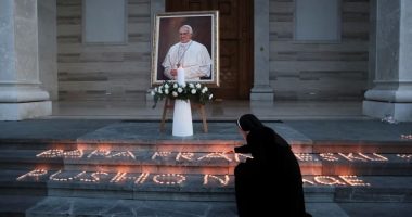 FOTO/ Bota e nderon në homazh Papa Françeskun