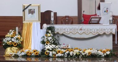 Myslimanë e ortodoksë në Katedralen Katolike/ Shqiptarët pa dallim feje, homazhe për Papën
