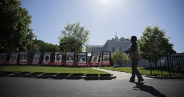 Postera të emigrantëve të paligjshëm të arrestuar ekspozohen jashtë Shtëpisë së Bardhë