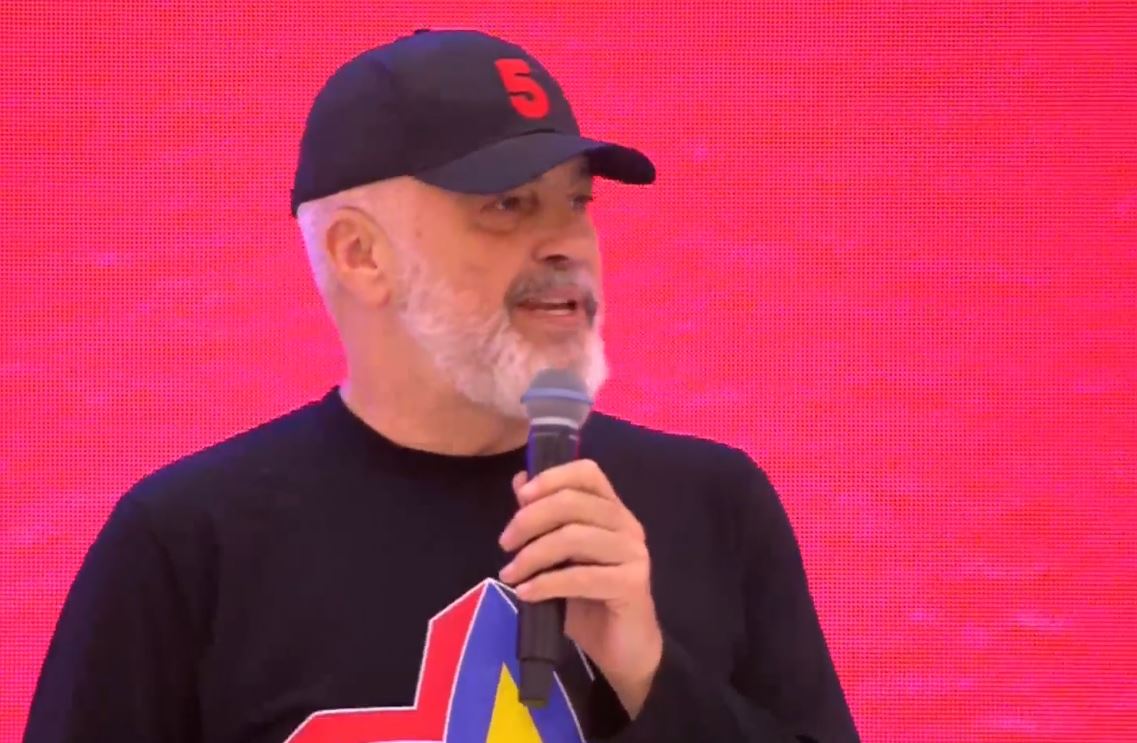 Rama “sulmon” burrat dhe veten/ Kreu i PS në Lezhë: Pa gratë, jemi “çyryk”