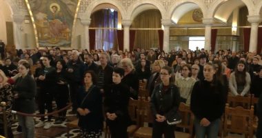 Udha e kryqit/ Të krishterët në botë mbajnë procesionin e Krishtit në kryq