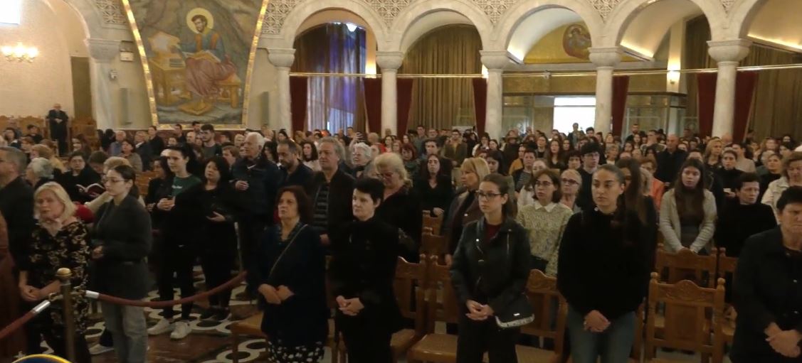 Udha e kryqit/ Të krishterët në botë mbajnë procesionin e Krishtit në kryq