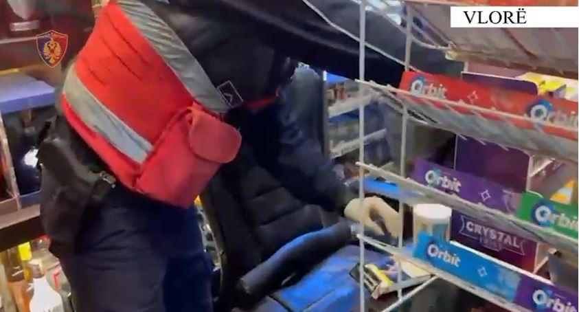 VIDEO/ Drogë dhe mallra kontrabandë, tre të arrestuar në Vlorë