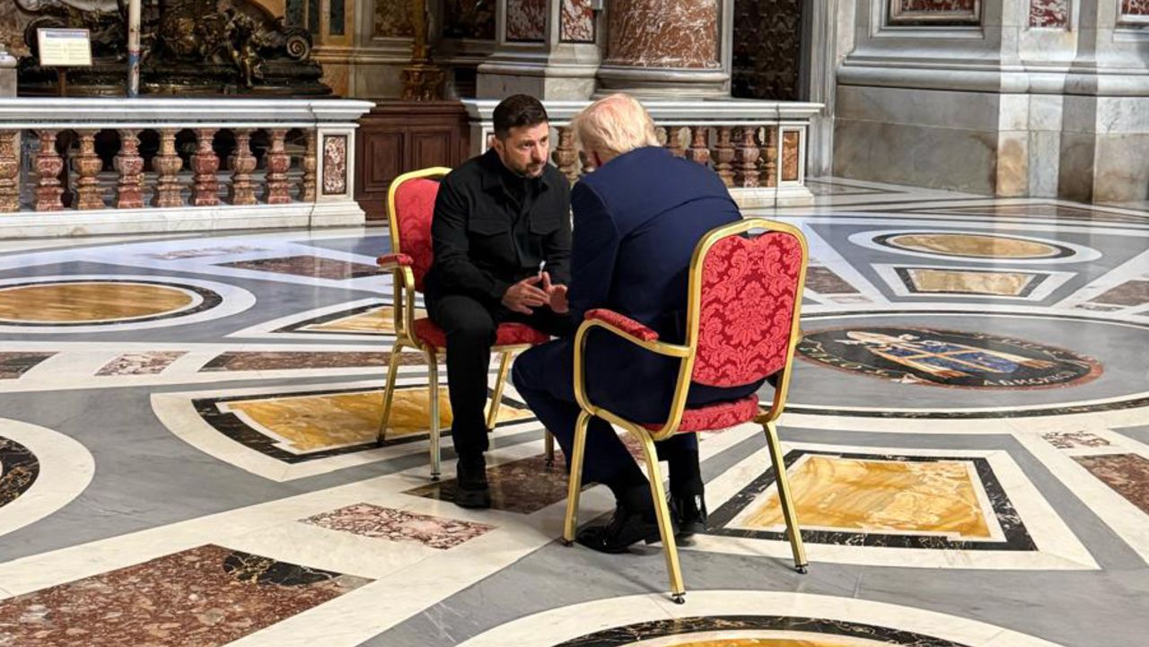 FOTO/ Takimi Trump-Zelensky në Vatikan, dy presidentët përballë njëri-tjetrit